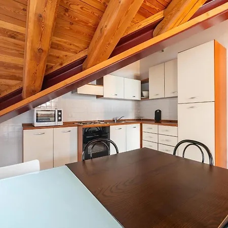 Apartman In The Historic Building, Con Aria Condizionata *